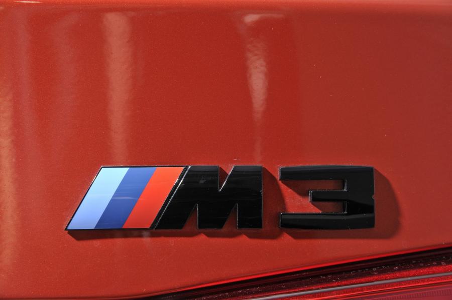 Логотип BMW M3 Competition Package 2016 года  (UK) (фото 3 из 25)